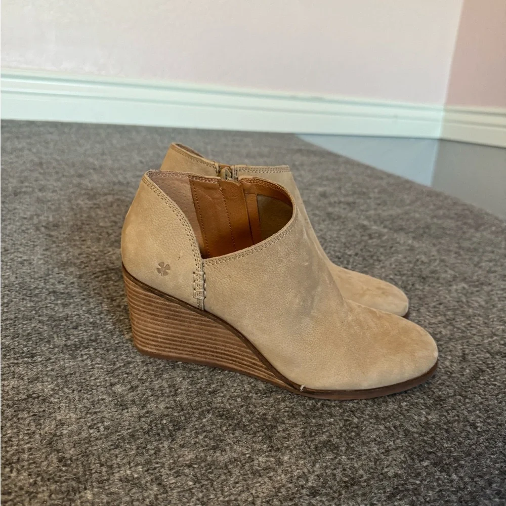 Lucky Brand Women's Tan Cream‎ Zemlin Wedge Bootie Ankle Boot Size 9.5